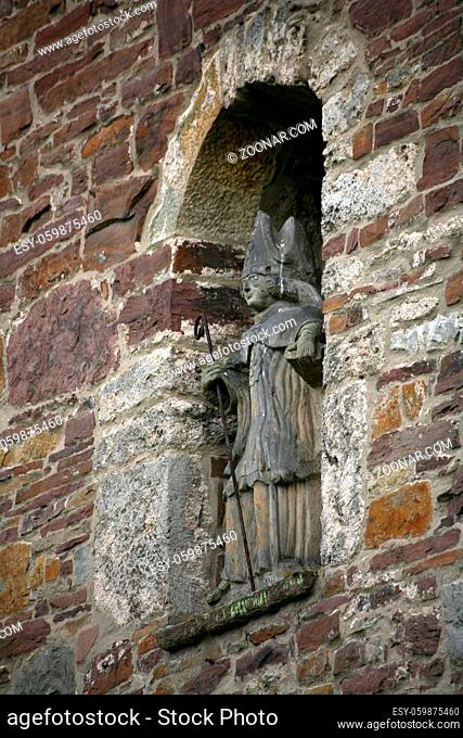 Die Statue des Namensgebers der romanischen Kilianskirche in Lügde (Kreis Lippe, NRW)