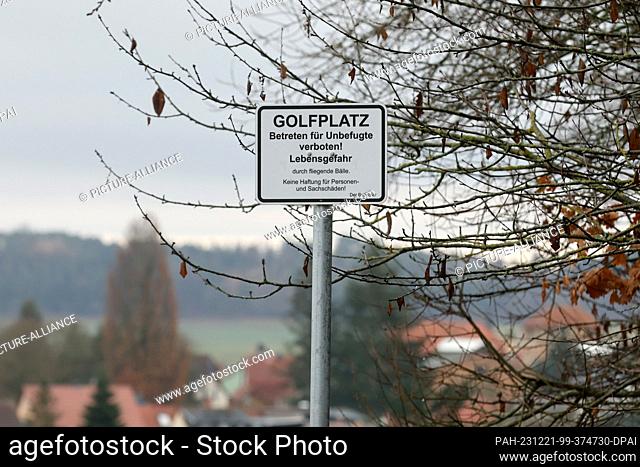 15 December 2023, Thuringia, Blankenhain: A sign ""Golf course - no trespassing - danger to life from flying balls"" at the Spa & Golf Resort Weimarer Land