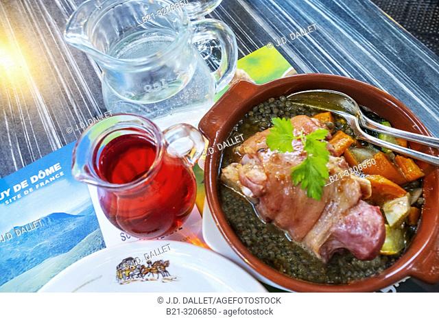 France, Auvergne, Puy de Dôme, Food: ""Jarrotin aux lentilles vertes"" (eisbein pork with green linses)