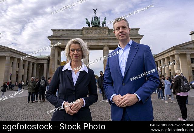 30 October 2023, Berlin: Stefan Evers (CDU), Berlin's Finance Senator, and Birgit Möhring, Managing Director of BIM Berliner Immobilienmanagement GmbH