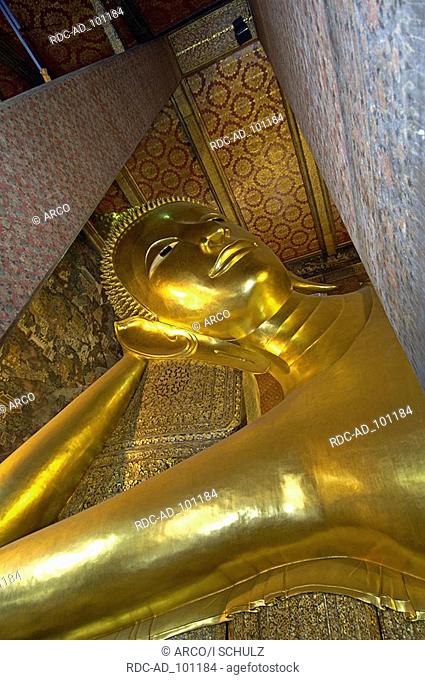 Head of buddha statue 10 metres high 40 metres long Temple of the Reclining Buddha Wat Pho Bangkok Thailand Kopf einer Buddha-Statue 10 Meter hoch 40 Meter lang...