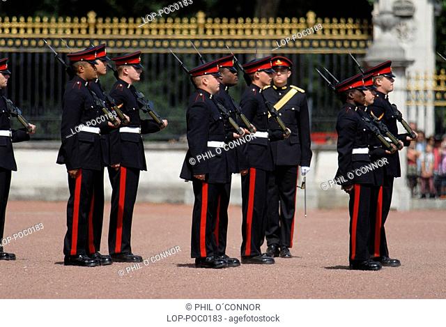 England, London, Buckingham Palace, Changing of the Guard ceremony at Buckingham Palace