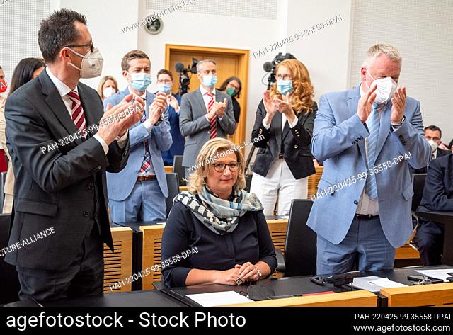 25 April 2022, Saarland, Saarbrücken: Party comrades congratulate the new Minister President of the Saarland, Anke Rehlinger (M