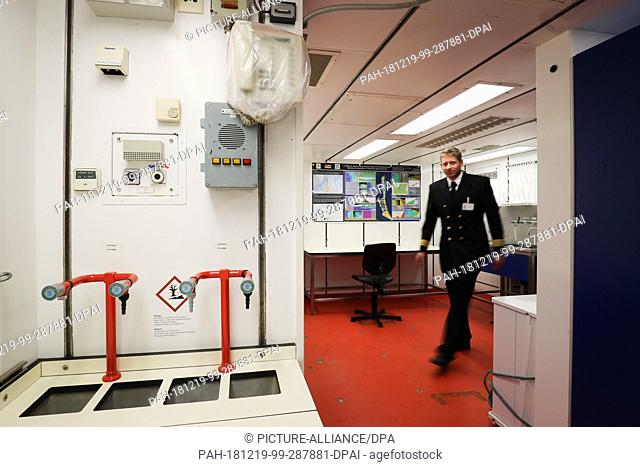 19 December 2018, Hamburg: View into a laboratory for air investigations on the research vessel ""Meteor"" during a press tour