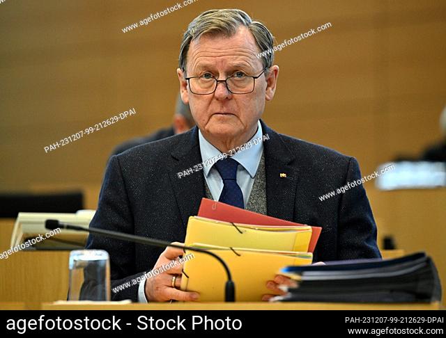 07 December 2023, Thuringia, Erfurt: Bodo Ramelow (Die Linke), Minister President of Thuringia, holds a folder during a session of the Thuringian state...