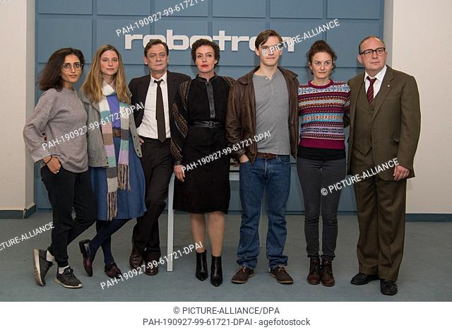 27 September 2019, Berlin: The directors Soleen Yusef (l) and Randa Chahoud (2nd from right) and the actors Svenja Jung (l-r), Sylvester Groth, Uwe Preuss