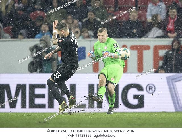 goalwart Robin ZENTNER r. (MZ) im duels versus Daniel GINCZEK (S), Aktion, Fussball 1. Bundesliga, 19. matchday, FSV FSV FSV Mainz 05 (MZ) - VfB Stuttgart (S)...