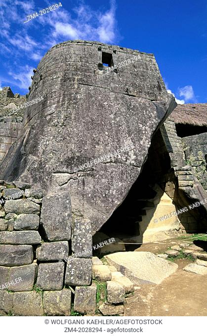 PERU, SACRED VALLEY, MACHU PICCHU, TEMPLE OF THE SUN WITH ROYAL TOMB