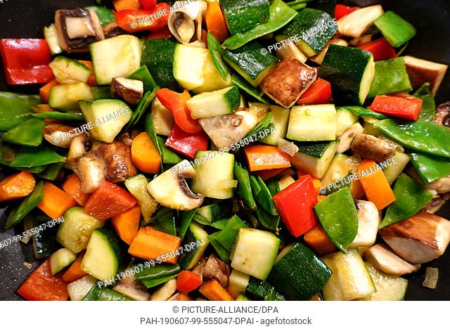 01 May 2019, Berlin: A pan with stewed vegetables stands in a kitchen on an electric stove. Photo: Soeren Stache/dpa-Zentralbild/ZB