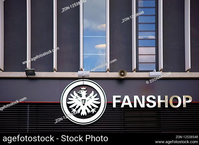 Frankfurt, Deutschland - August 11, 2018: Das Wappen des Sportvereins Eintracht Frankfurt an der Fassade eines Fanshops an der Commerzbank-Arena am 11