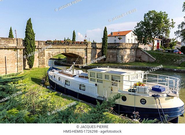 France, Aude, Castelnaudary, the Canal du Midi listed as World Heritage by UNESCO