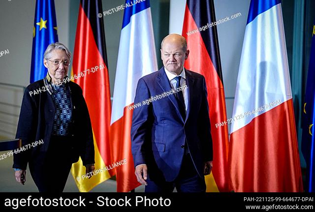 25 November 2022, Berlin: Chancellor Olaf Scholz (SPD) and Élisabeth Borne, Prime Minister of France, arrive for a press conference at the Federal Chancellery