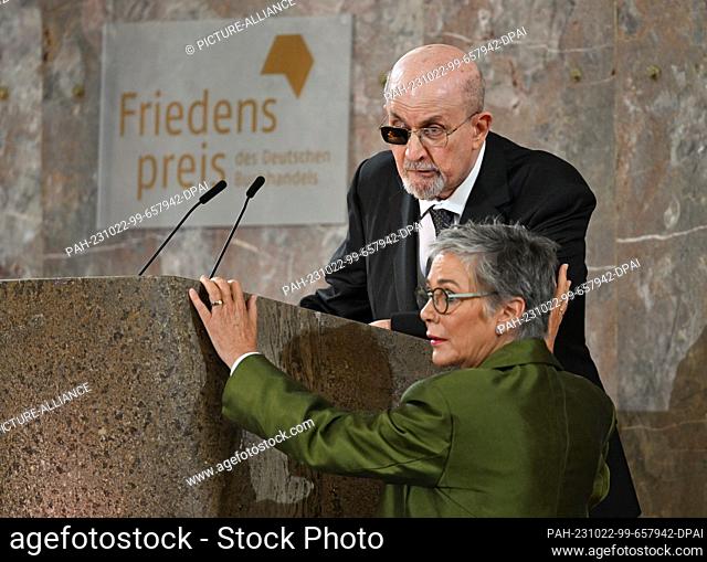 22 October 2023, Hesse, Frankfurt/Main: British-Indian author Salman Rushdie and Karin Schmidt-Friderichs, head of the German Publishers and Booksellers...