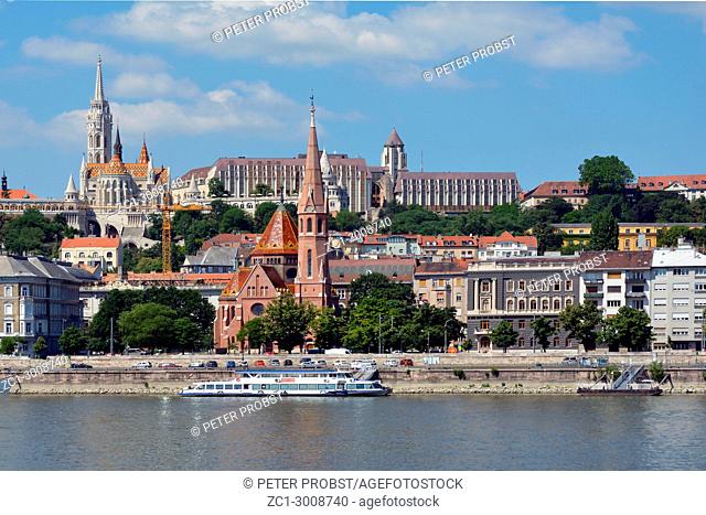 Budapest, Hungary: View across the river Danube to the historic buildings in Buda with Matyas church, Fishermen's Bastion and Calvin's church in Budapest -...