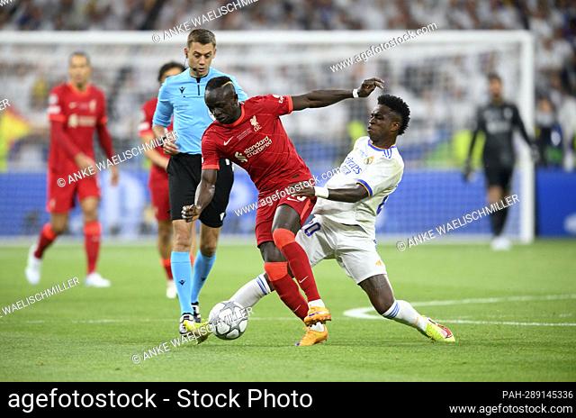 Junior VINICIUS (Real) in duels versus Sadio MANE l. (LFC), Action, Soccer Champions League Final 2022, Liverpool FC (LFC) - Real Madrid (Real) 0: 1