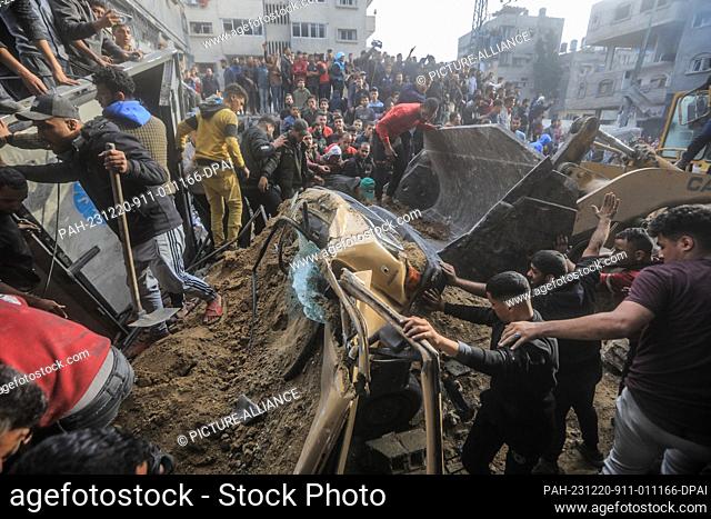 20 December 2023, Palestinian Territories, Rafah: Palestinians search for survivors under the rubble, following an Israeli strike on Rafah in the southern Gaza...
