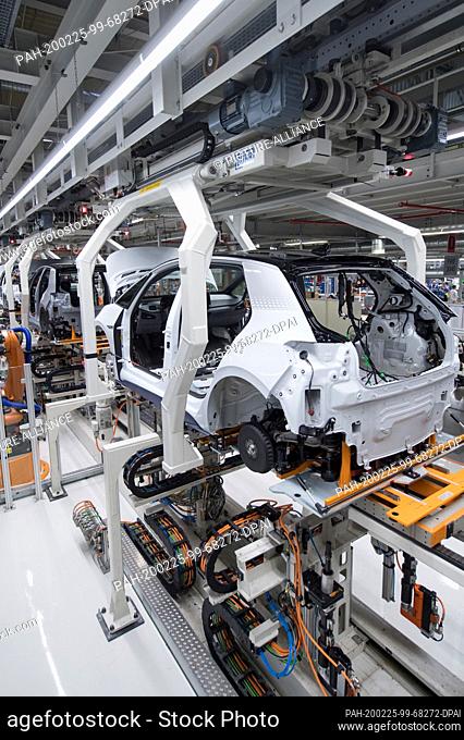 25 February 2020, Saxony, Zwickau: After the so-called wedding, the car bodies of the VW ID.3 run over a line at the Volkswagen Sachsen plant in Zwickau