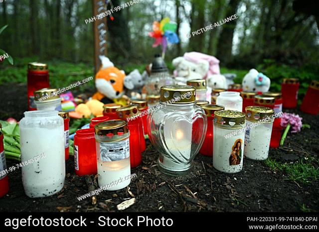 31 March 2022, North Rhine-Westphalia, Mönchengladbach: Candles and stuffed animals stand at the site where a newborn baby was found killed