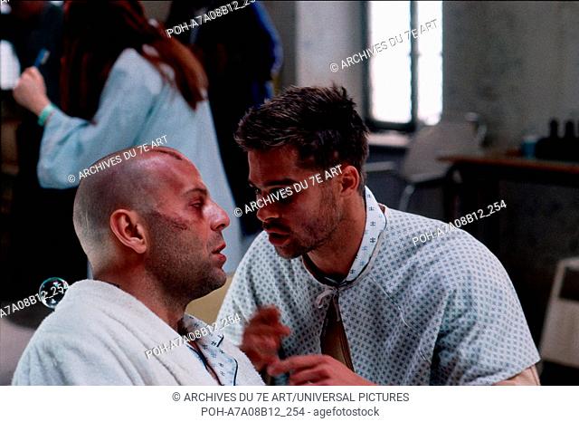 Twelve Monkeys Year: 1995 USA Bruce Willis , Brad Pitt  Director: Terry Gilliam Photo: Phil Caruso. It is forbidden to reproduce the photograph out of context...