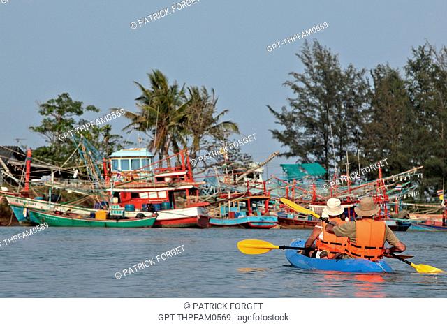 CANOEING ALONG THE RIVER PAST THE FISHERMEN’S BOATS, REGION OF BANG SAPHAN, THAILAND, ASIA