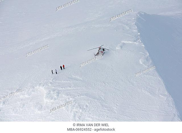 Helicopter landed on the snowy Eyjafjallajökull while the most beautiful winter weather in February, the pilot and three passengers got out