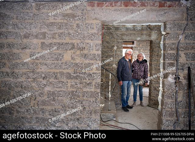 07 October 2021, Rhineland-Palatinate, Altenahr: Elfriede and Gerd Gasper are standing in the hallway of their flood-damaged house in Altenahr