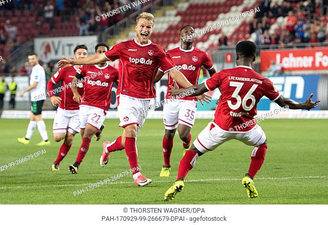 Kaiserslautern's Sebastian Andersson (M) celebrates with his teammates Manfred Kwadwo Osei (R) and (back, L-R) Brandon Borrello, Phillipp Mwene