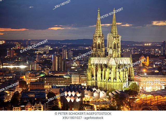 illuminated Cologne Cathedral during the blue hour, Cologne, North Rhine-Westphalia, Germany, Europe