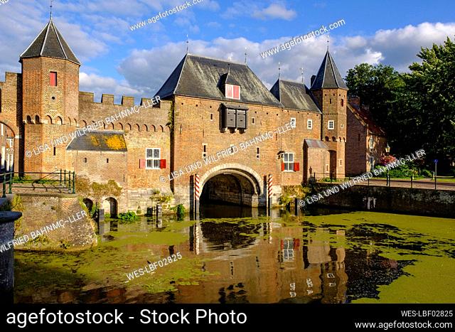 Netherlands, Utrecht, Amersfoort, Eem river and Koppelpoort medieval gate