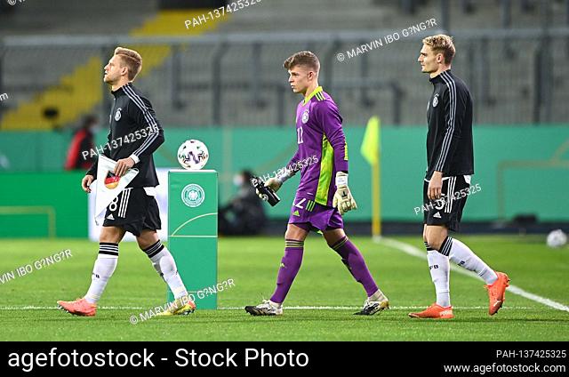 Arne Meier (Germany), goalwart Finn Dahmen (Germany) and Amos Pieper (Germany) go onto the field. GES / Football / European Championship Qualification: Germany...