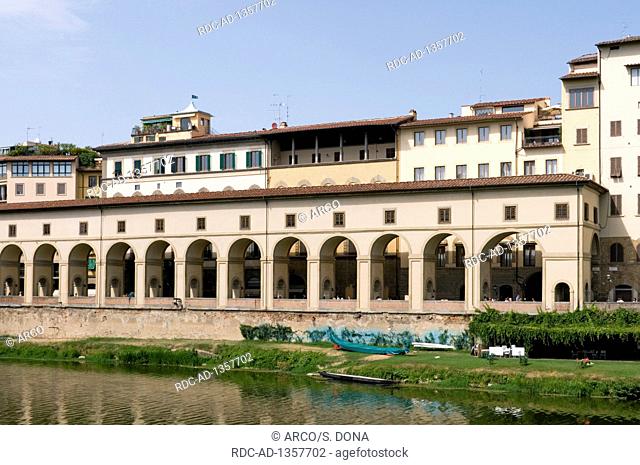 Loggiato and Corridoio Vasariano, Vasari Corridor, Lungarno delgi Archibusieri, along Arno river, Florence, Italy