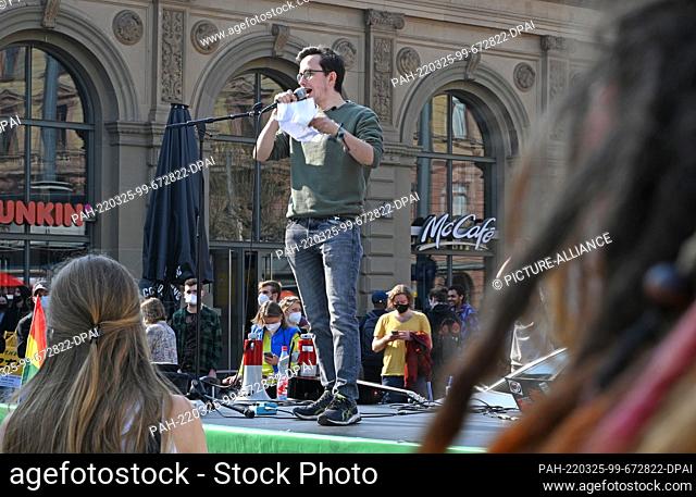 25 March 2022, Rhineland-Palatinate, Mainz: Co-founder of the Mainz group of ""Fridays for Future"" and city council member Maurice Conrad speaks at the...