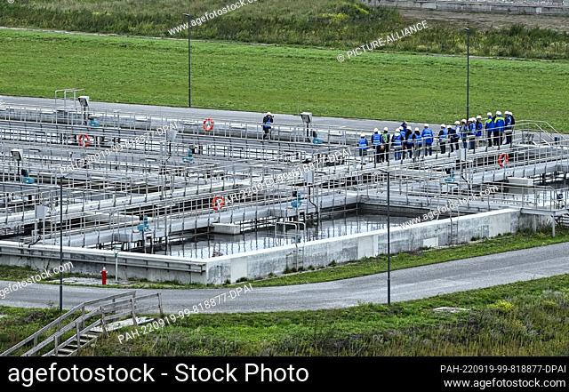 19 September 2022, Brandenburg, Schönefeld/Ortsteil Waßmannsdorf: On the site of the Waßmannsdorf sewage treatment plant, water aeration tanks can be seen