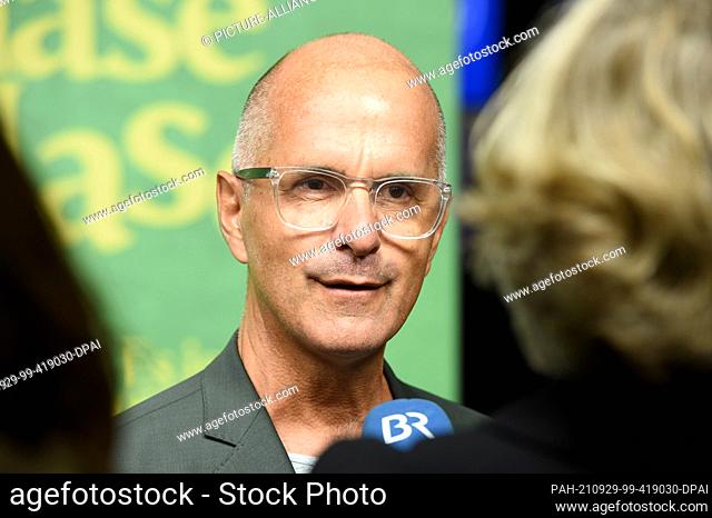 29 September 2021, Bavaria, Munich: The leading actor Christoph Maria Herbst gives an interview to Bayerischer Rundfunk at the premiere of the comedy ""Es ist...