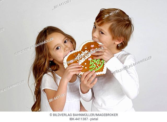 Children eating a gingerbread heart, Merry Christmas, Christmas time, Germany