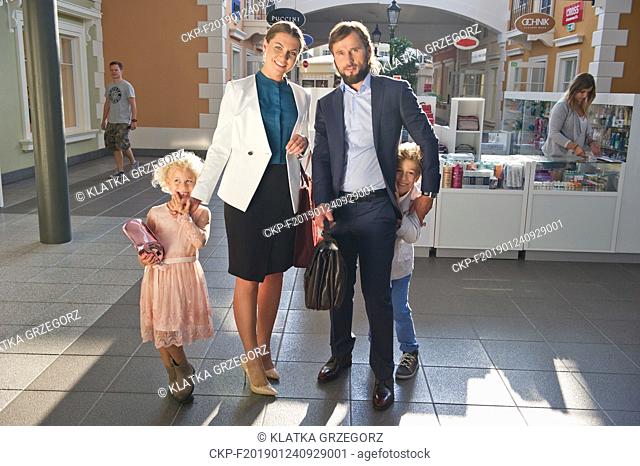 Couple with children shopping - staged photography. (CTK Photo/Grzegorz Klatka)