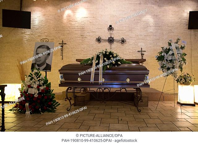 09 August 2019, Mexico, Ciudad Juárez: A photo showing the young Alexander Gerhard Hoffman stands next to the coffin. The native German lived in Mexico for 45...