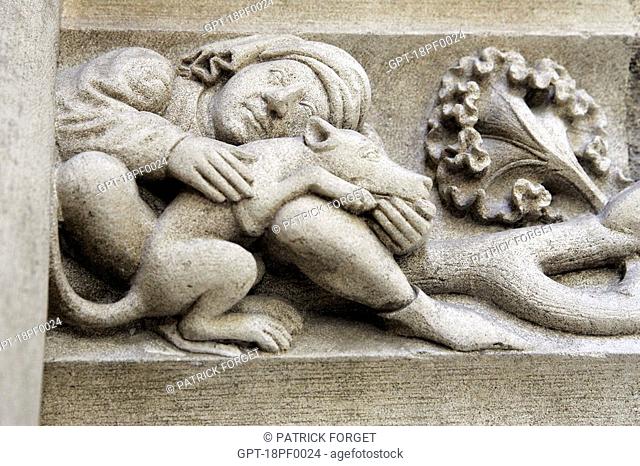 DETAIL OF A FIREPLACE, THE PALACE OF JACQUES COEUR, BOURGES, CHER 18, FRANCE