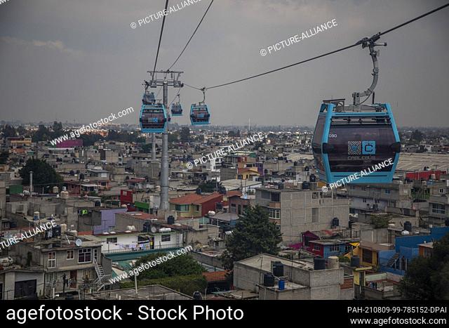 09 August 2021, Mexico, Iztapalapa: The cabins of the new cable car ""Cablebus 2"" hover above the city. The cableway will be 10
