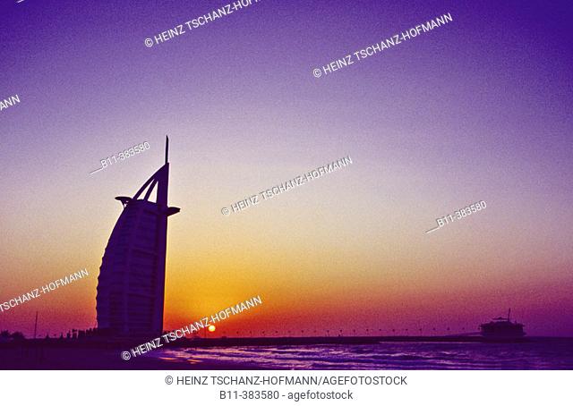 Emirat, Stadt Dubai, Stadtteil Jumeira, das Hotel Burj Al Arab, Luxushotel, Abendlicht, Abendstimmung, Dämmerung
Emirate, city of Dubai, district Jumeirah