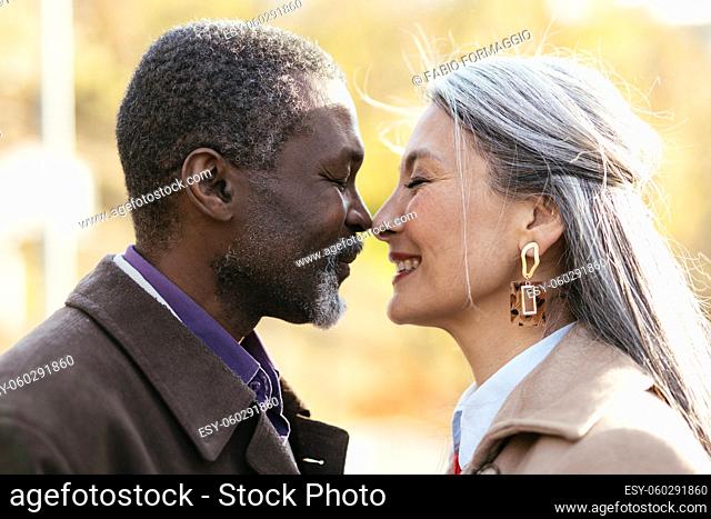 Imagen narrativa de una pareja mayor multiétnica enamorada