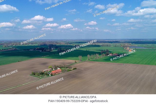 09 April 2019, Brandenburg, Golzow: Individual Loose farmsteads between the wide fields in the Oderbruch (aerial photograph with a drone)