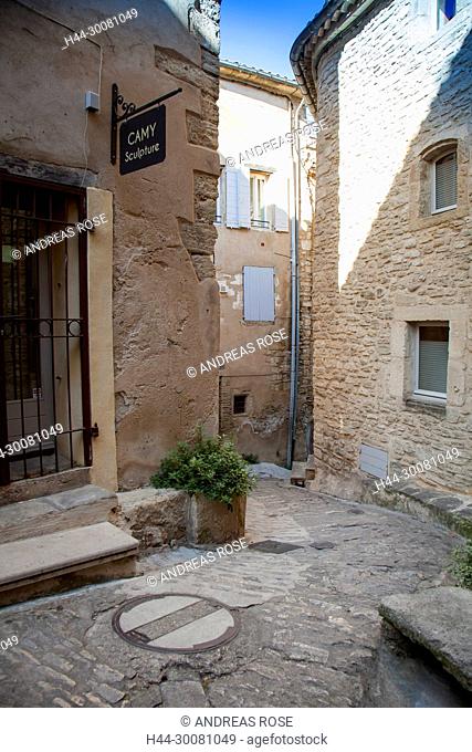 Gasse in der Altstadt von Gordes, Département Vaucluse, Region Provence-Alpes-Côte d?Azur, Frankreich, Europa| Alley in the old town of Gordes, Vaucluse