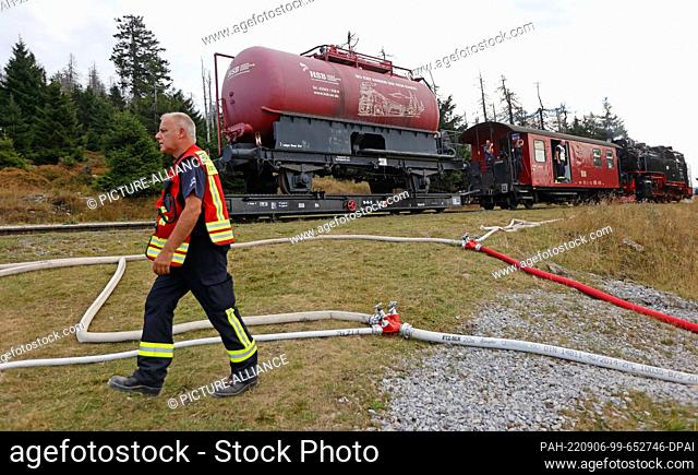 06 September 2022, Saxony-Anhalt, Schierke: Firefighters coordinate the water supply at the Goethe station on the Brocken