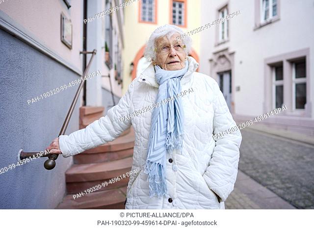 18 March 2019, Rhineland-Palatinate, Kirchheimbolanden: Lisel Heise stands in the old town in front of the street to the town hall
