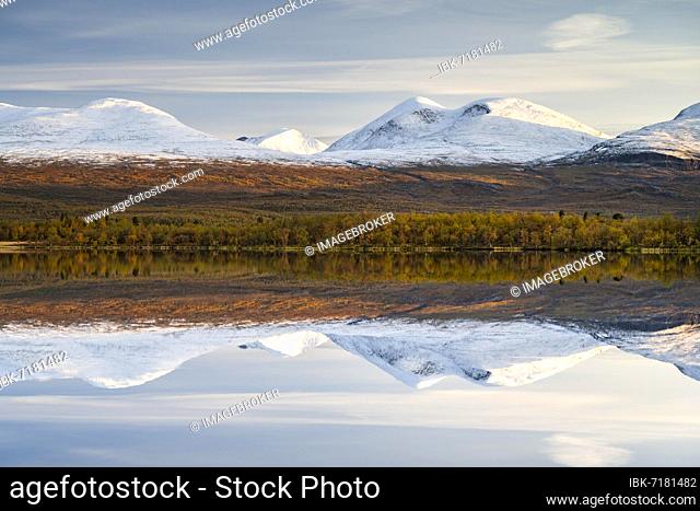 Snowy mountains in Abisko National Park reflected in lake Vuolio Njáhkájávri, autumn landscape, Abisko, Lapland, Sweden, Europe