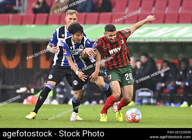 Daniel CALIGIURI (FC Augsburg), action, duels versus Masaya OKUGAWA (BI). Soccer 1st Bundesliga season 2021/2022, 8th matchday, matchday08