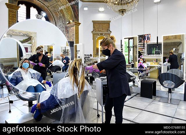 The Vertigine hairdressing salon, in Ponte Milvio, reopens after the blockade due to the emergency of Coronavirus (Covid 19) with all the precautions and...