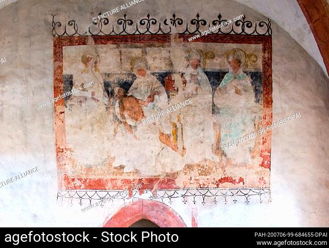 02 July 2020, Saxony-Anhalt, Zeitz: A Pieta, i.e. the Mother of God with the dead Christ in her arms, plus four bishops or saints can be seen in the nun's...