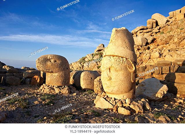 Pictures of the statues of around the tomb of Commagene King Antochus 1 on the top of Mount Nemrut, Turkey Stock photos & Photo art prints In 62 BC